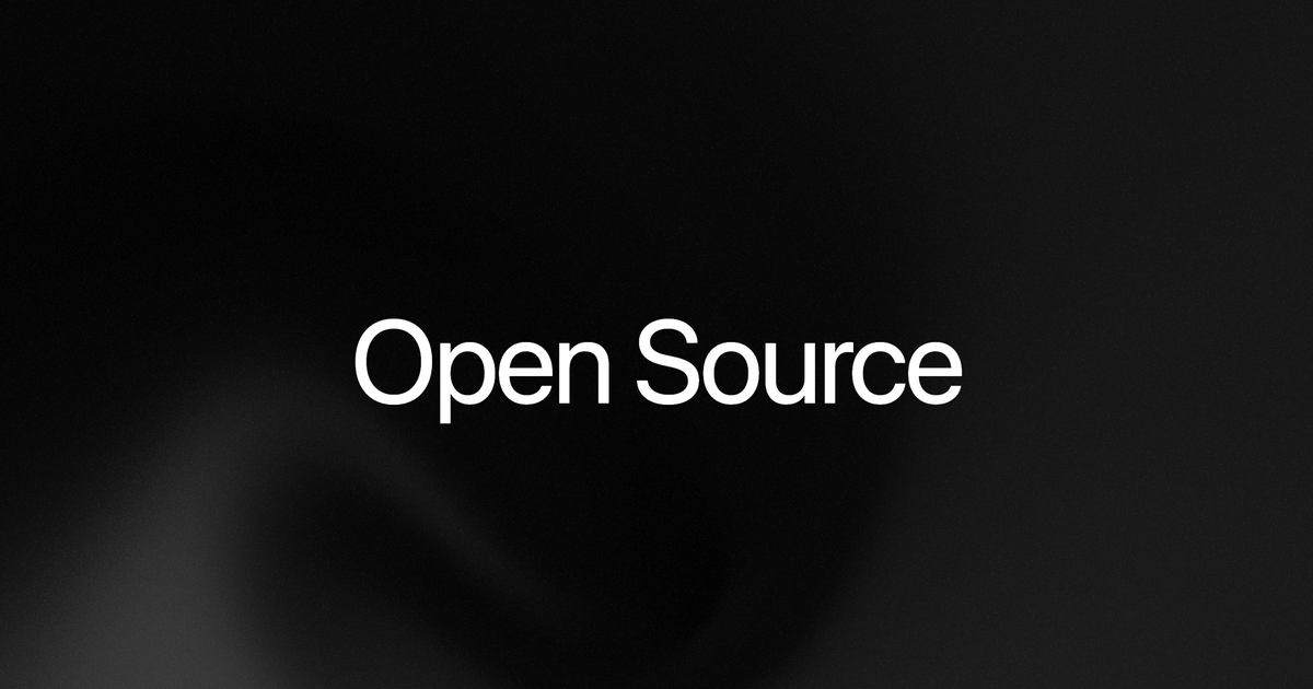 黑色背景上白色文字显示“Open Source”